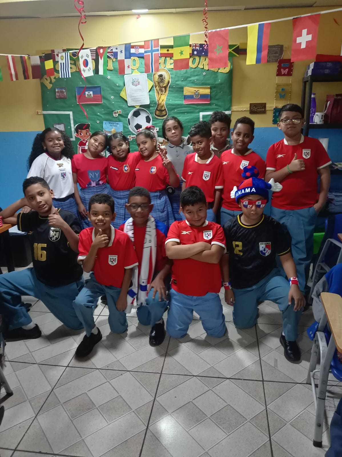 Nuestros estudiantes se unen a la pasión mundialista luciendo con orgullo los colores de nuestra bandera y apoyando a La Sele. ⚽❤️💙🤍 ¡Vamos Panamá! 🇵🇦✨